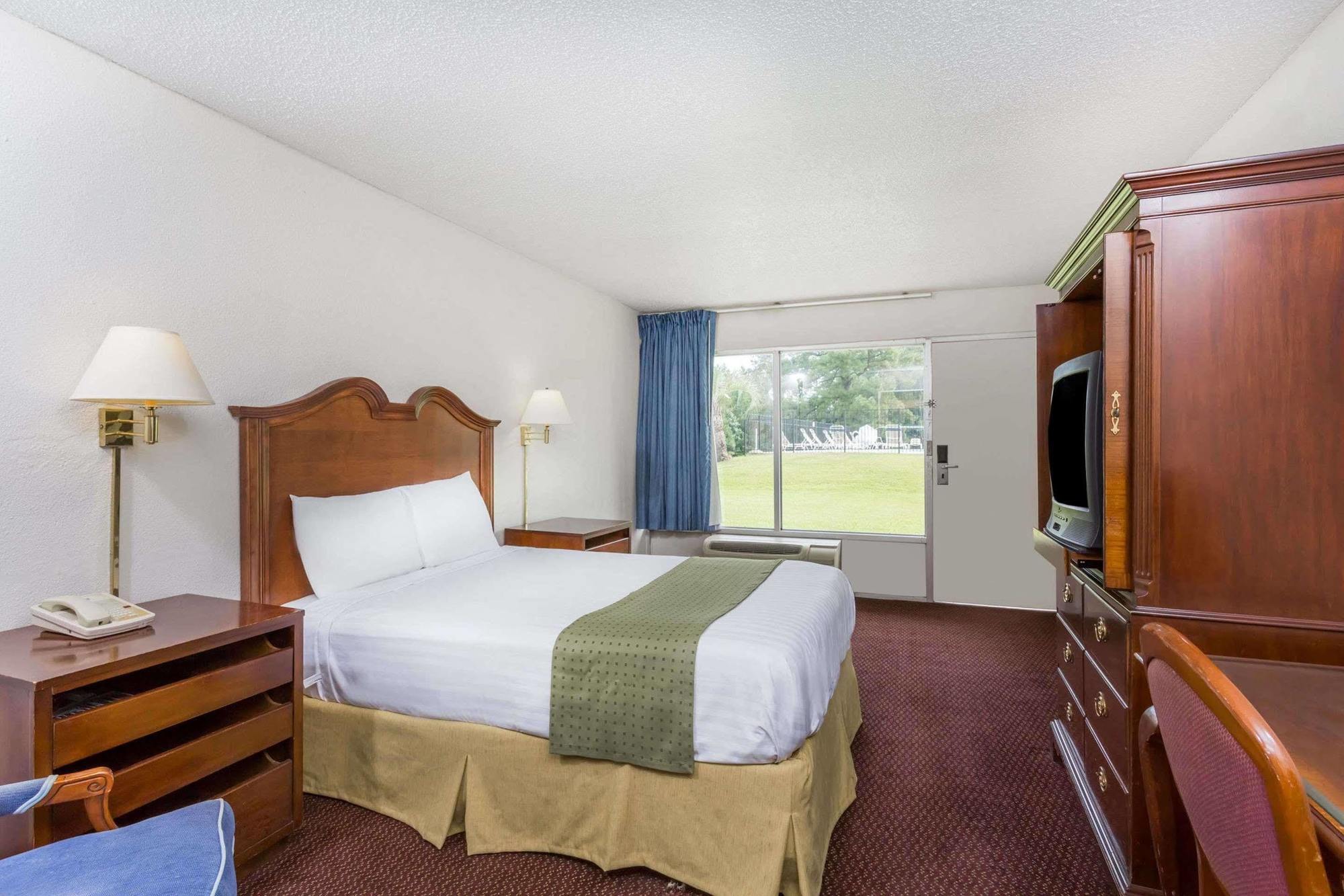 Palmetto Inn By Magnuson Worldwide Manning Exterior photo